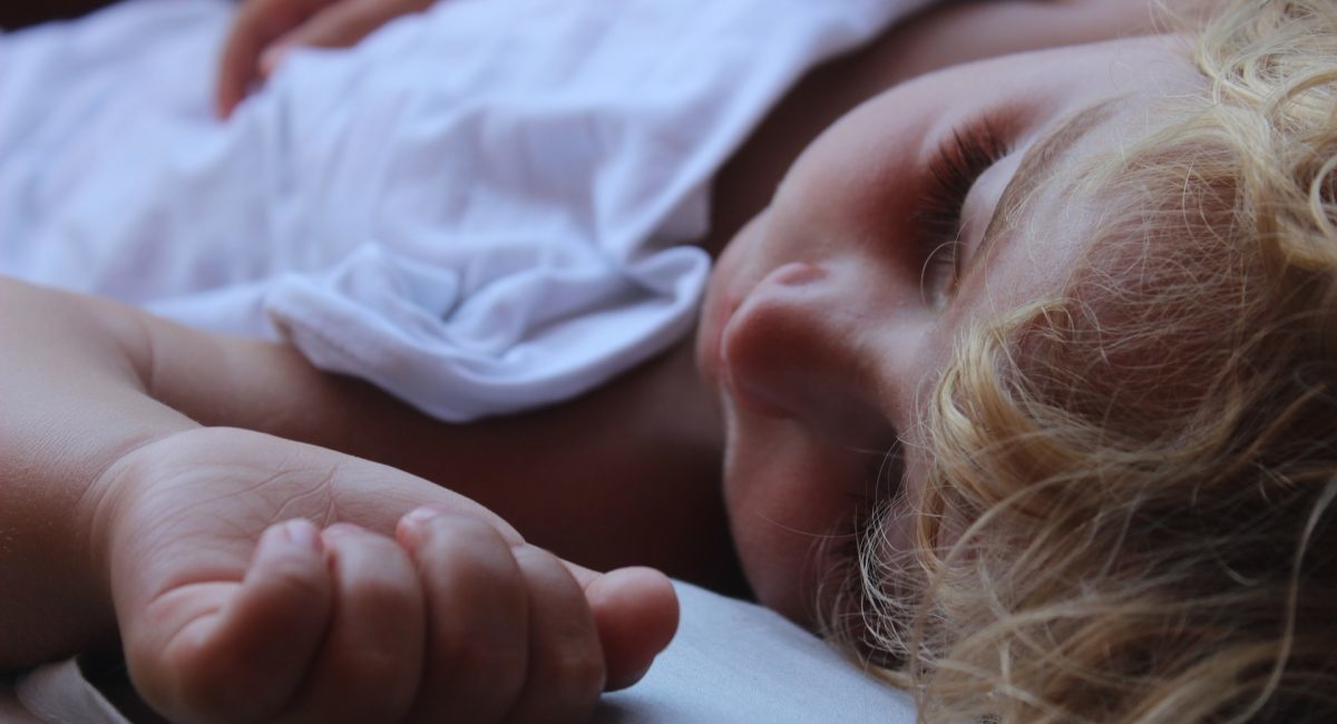 Les écrans avant de dormir : une habitude risquée pour nos enfants !
